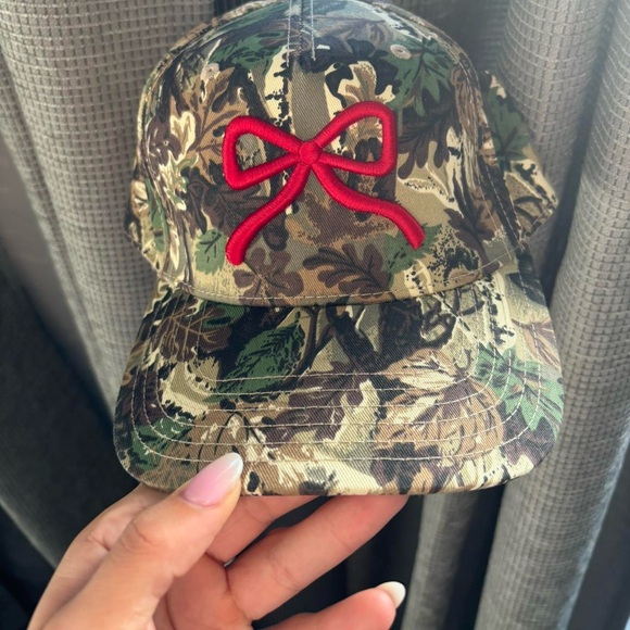 Camo trucker hat with red bow - Picture 2 of 3